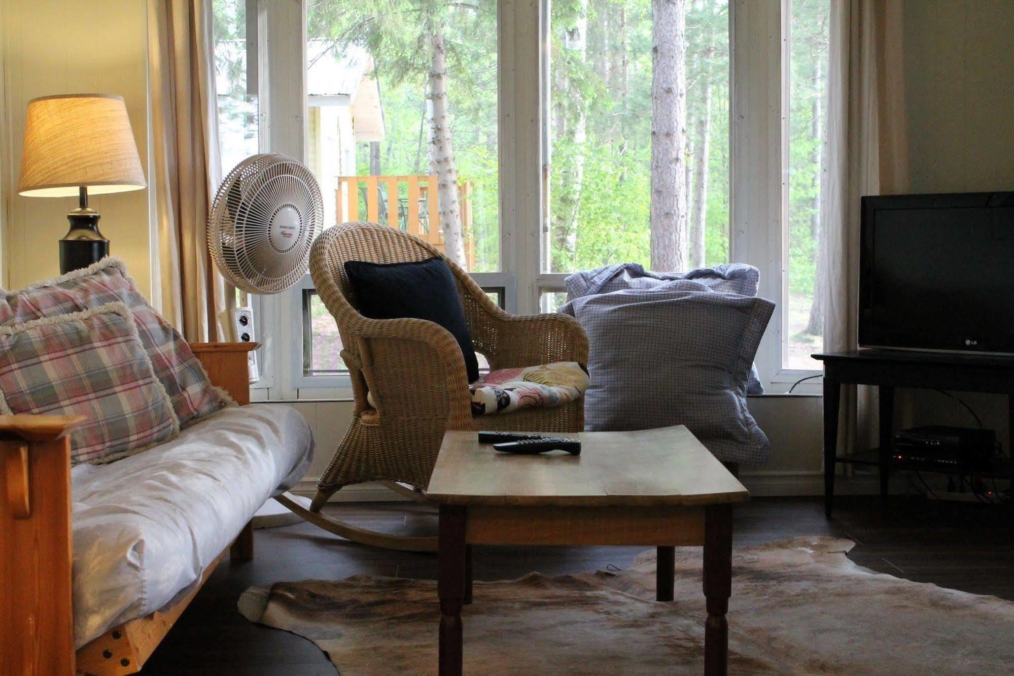 Algonquin'S Edge Resort Madawaska ภายนอก รูปภาพ