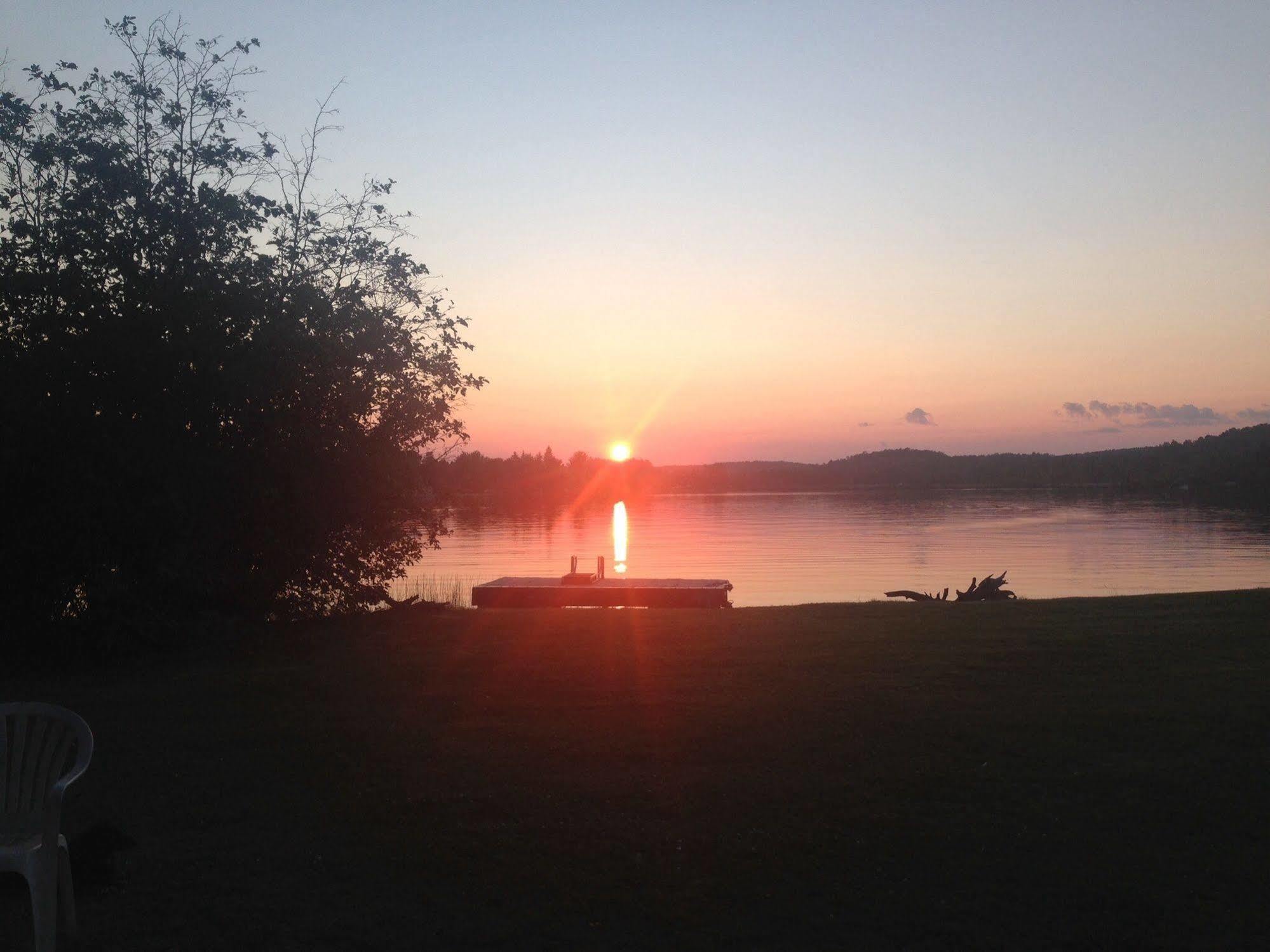 Algonquin'S Edge Resort Madawaska ภายนอก รูปภาพ