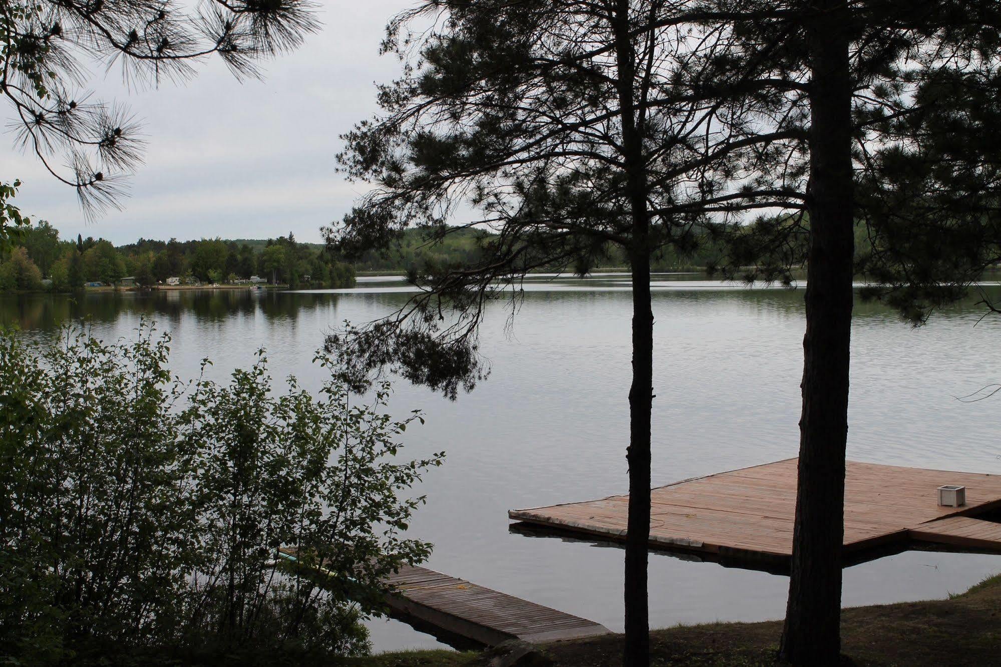 Algonquin'S Edge Resort Madawaska ภายนอก รูปภาพ